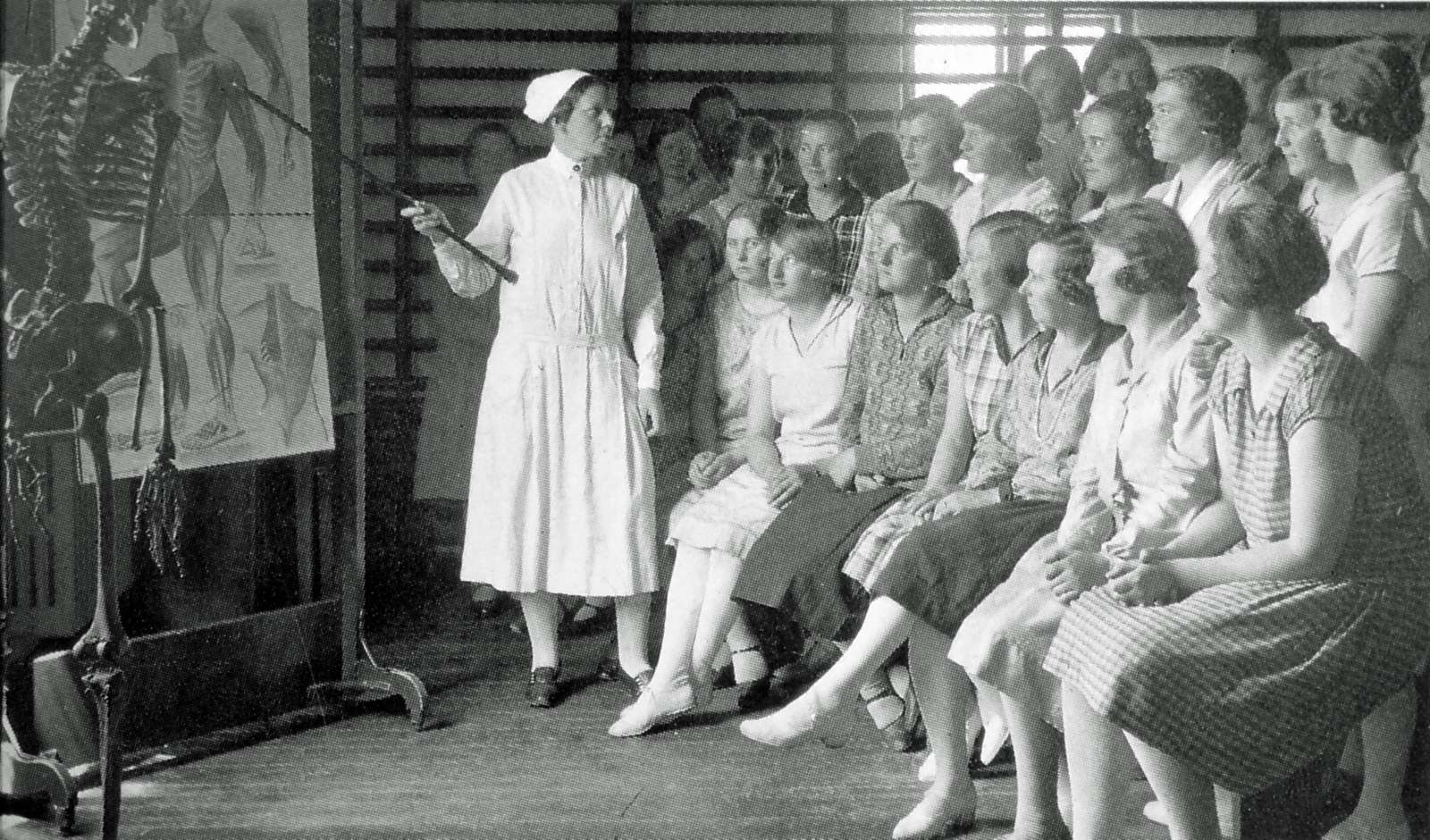 Instruktionssygeplejerske Ingrid Kaae underviser i anatomi på Testrup Højskole ca. 1930