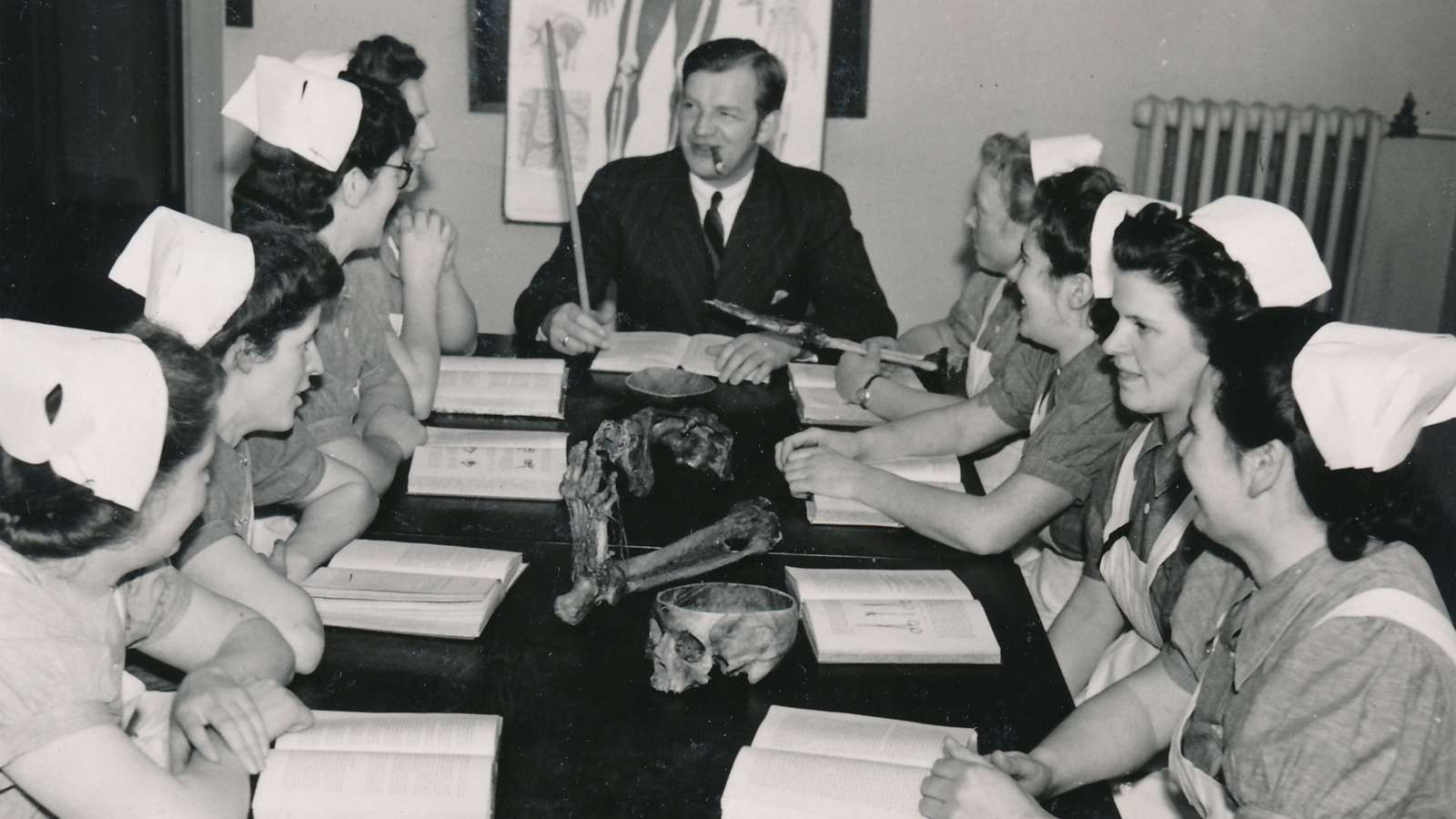 Undervisning i anatomi med reservelægen ved bordenden, ca. 1943