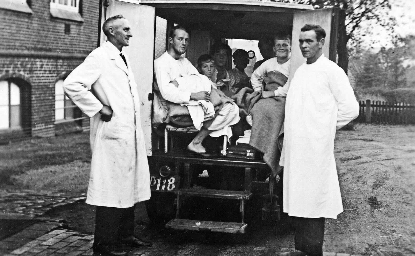 Polioepidemien i Haderslev 1934. Ambulance med voksne patienter og børn.