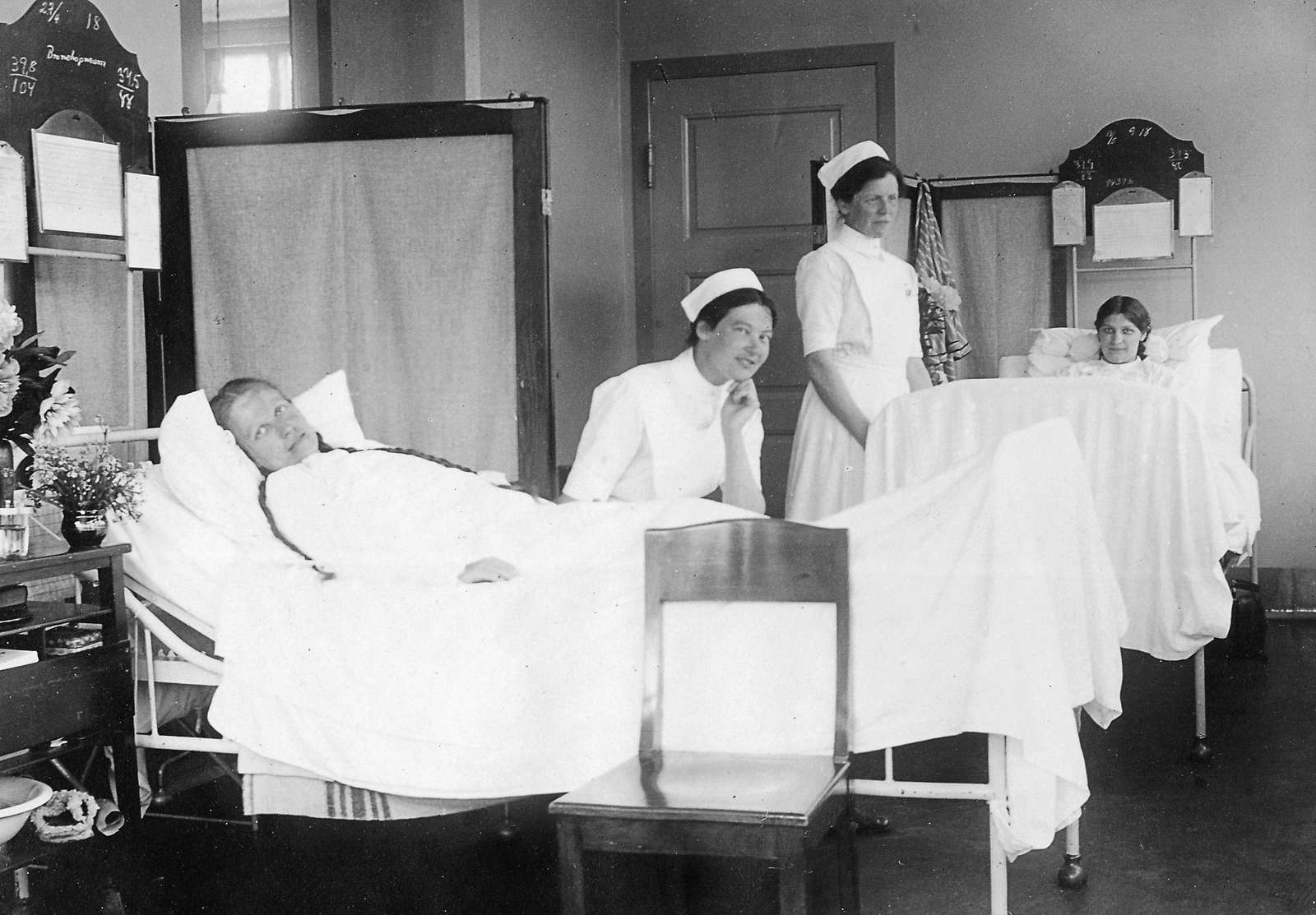 Sygeplejeelever og patienter på Bispebjerg Hospital ca. 1923