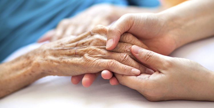 Hænder fra en ældre og yngre person