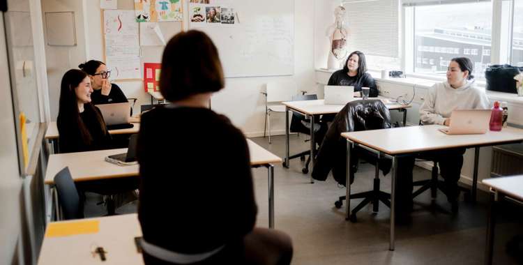 Klasselokale, hvor der sidder sygeplejestuderende