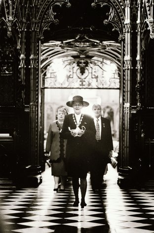 1999 London, ICN 100-års jubilums-kongres. Som formand for ICN bæres Florence Nightingale-lampen af Kirsten Stallknecht ved en ceremoni i Westminster  Abbey.	