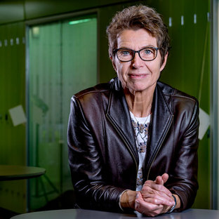 Portræt af formand for Dansk Sygeplejeråd Grete Christensen i et grønt rum