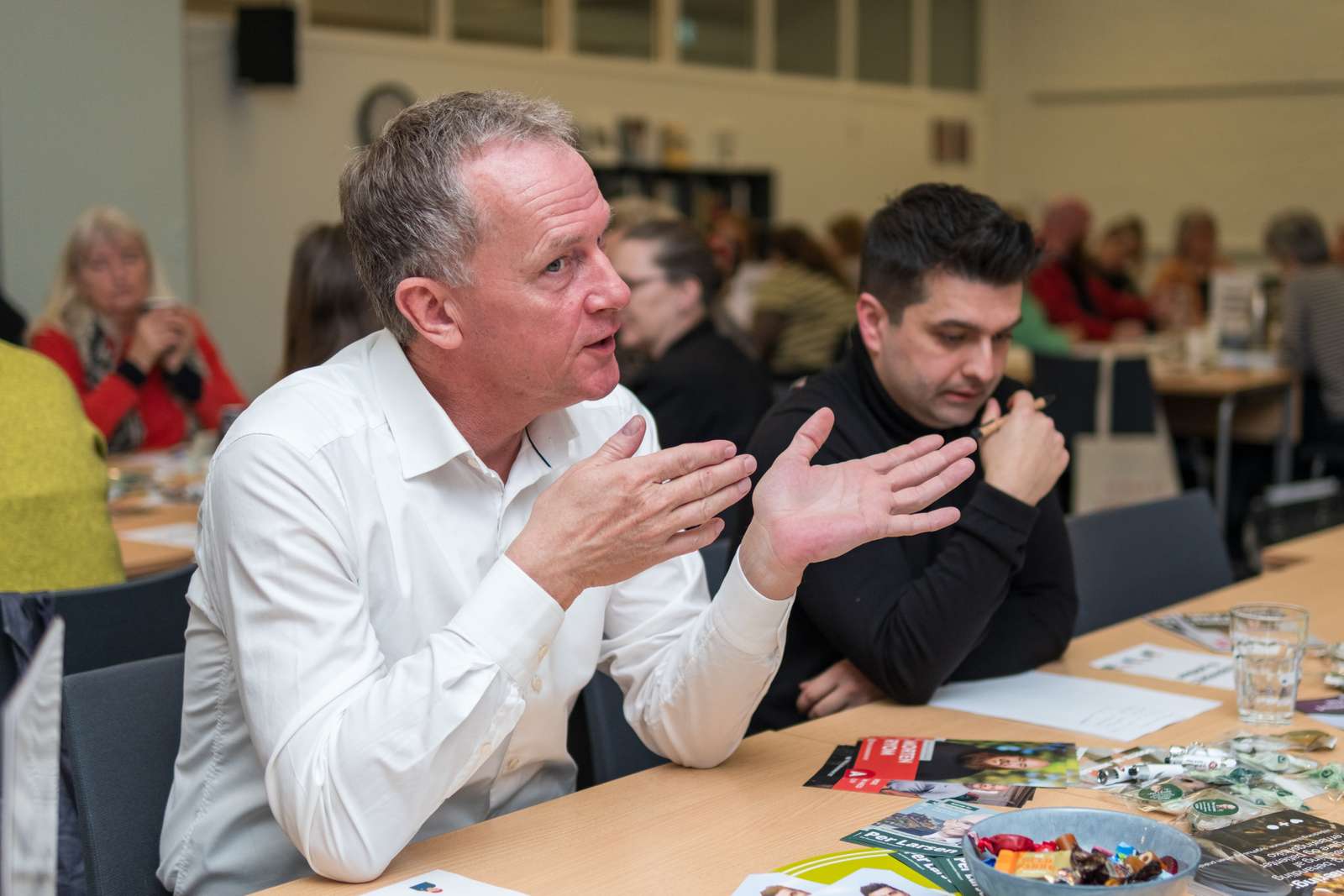 Mohammad Rona (th) præsenterede Moderaternes forslag om sundhedstjek af borgere over 50 år 