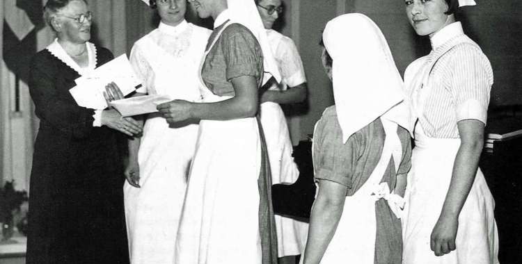 Dansk Sygeplejeråds formand, Margrethe Koch, overrækker emblem og sygeplejerskeløfte til nyuddannede sygeplejersker 1933