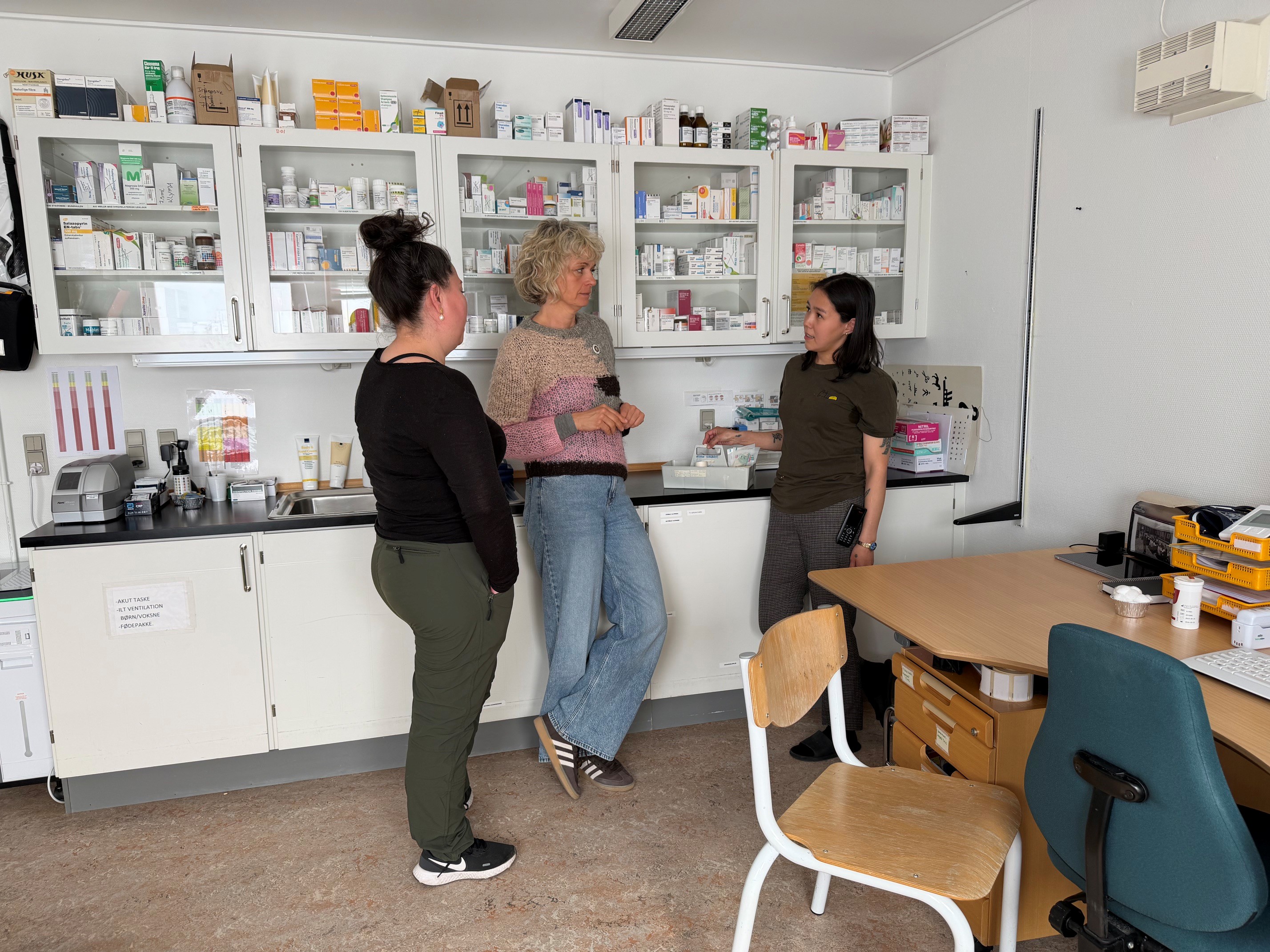 Navarana Johansen og Dorthe Boe Danbjørg var begge imponerede over, hvor stort et ansvar Henriette Jakobsen, bygdesundhedsmedarbejder i Atammik, har.