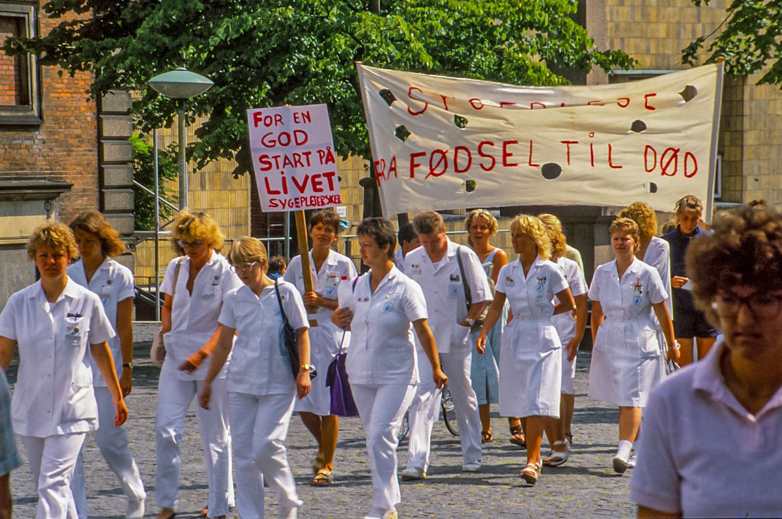 Demonstration mod nedlæggelse af sygeplejestillinger på fødeafdelingen på Ålborg sygehus 1988 (8).jpg