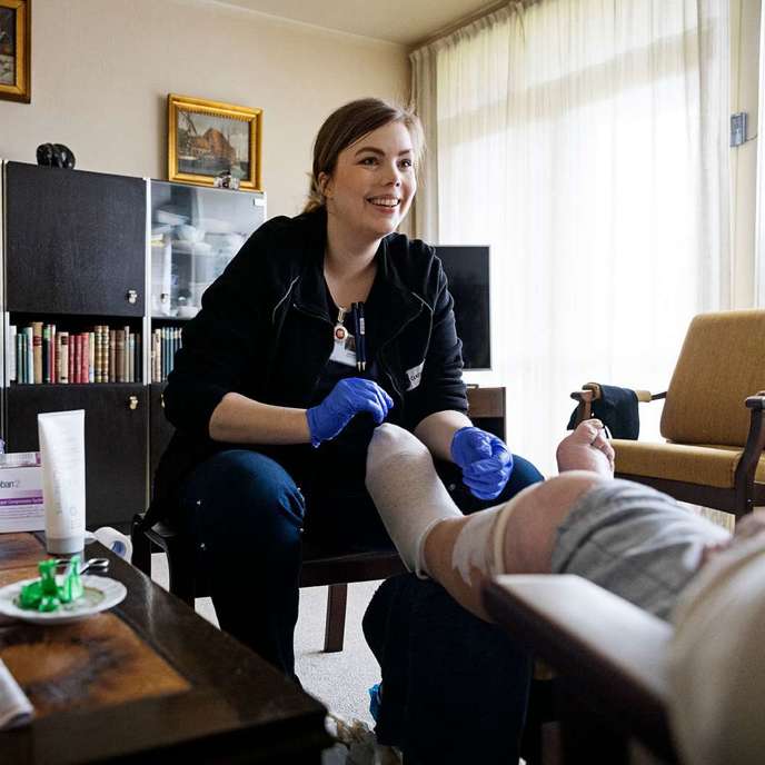 En sygeplejerske på arbejde i hjemmeplejen.