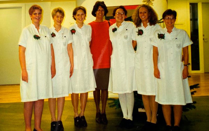 1990’erne. Et hold af Ruth Frost Egedals studerende er blevet færdiguddannede som sygeplejersker.