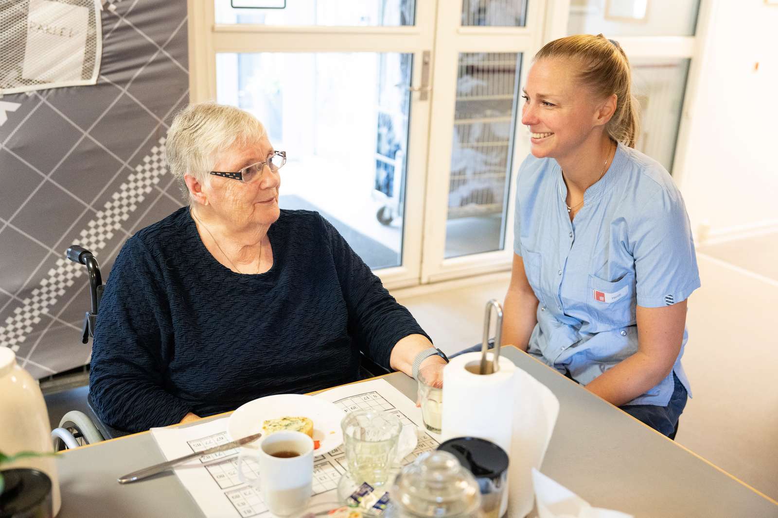 centersygeplejerske Heidi med beboer Birgit Nicolajsen