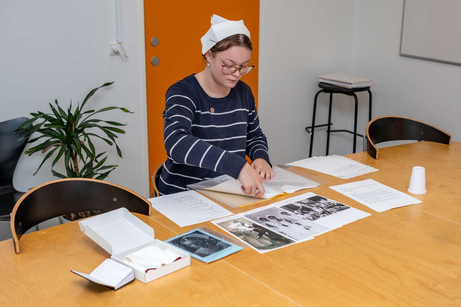 Liv Malou ordner de mange bilag fra historieeksamen i kvindernes rolle under 1. Verdenskrig.