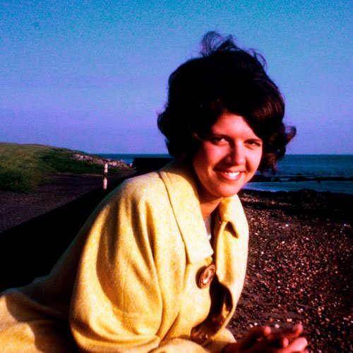 1966. Ruth Frost Egedal besluttede sig for at uddanne sig som jordemoder i
            Skotland inden hun tog til Bangladesh.