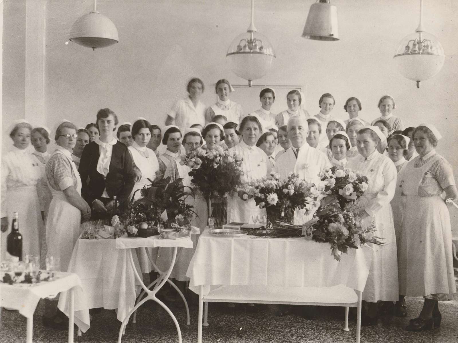 Operationsgangen Kommunehospitalet i København 1937 - Clara Christence Andersen står lige bag buketten.