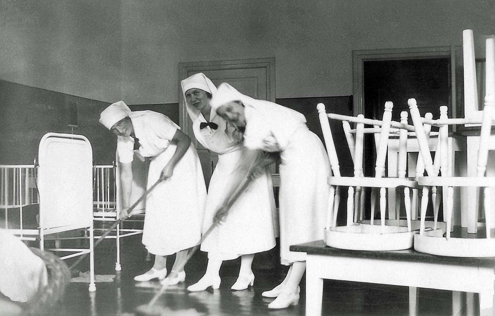 Sygeplejeelever på Herning sygehus i gang med den daglige rengøring i 1932