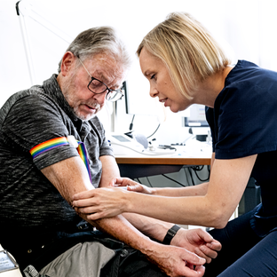 Konsultationssygeplejerske Pernille Bille tager rigtig mange blodprøver i løbet af en dag. Her er det Jørgen Ruberg på 82 år, der er i behandling for forhøjet blodtryk, som bl.a. skal have tjekket sine nyretal.