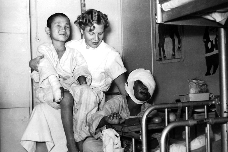 De danske sygeplejersker behandlede mange skader efter napalmbomber. Her er det koreanske børn, der er ofre for det modbydelige våben.