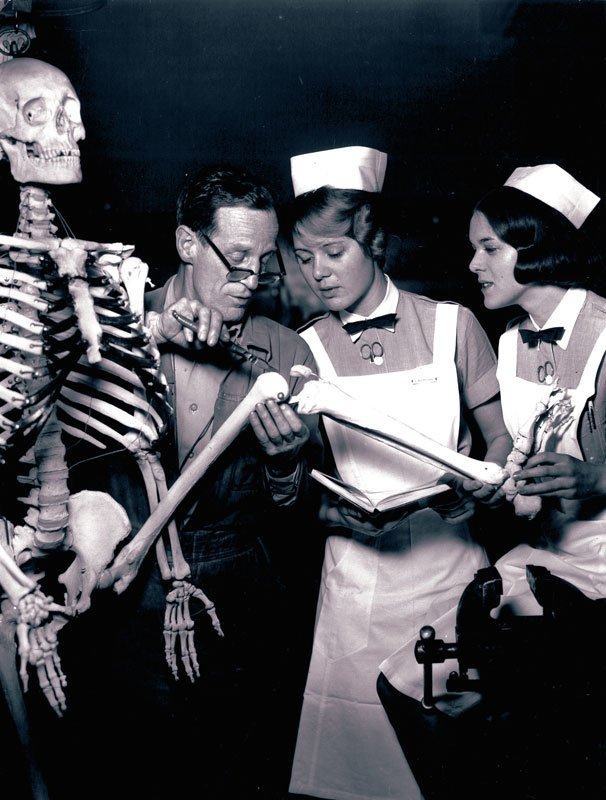 På billedet fra 1964 repareres skelettet ”Jakob” under stor opmærksomhed fra sygeplejeelever på Centralsygehuset, Randers.