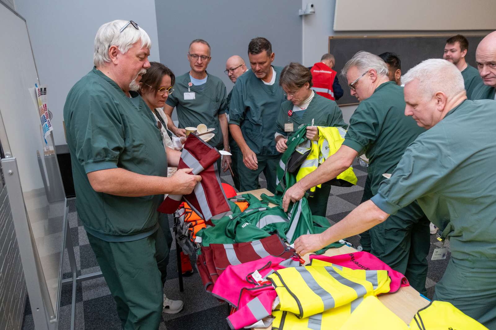 Farvede veste til alle nøglepersoner