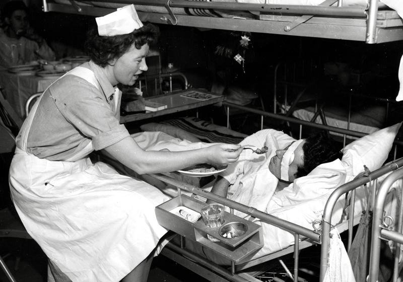 Sygeplejerske på Jutlandia mader såret amerikansk soldat