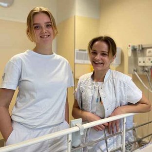 Marie Gaard Petersen (tv.) var med sygeplejerske Idun Tresse på arbejde i en dag.
