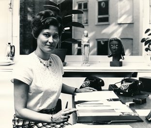 1968 Kirsten Stallknecht som nytiltrådt på kontoret i Vimmelskaftet, København.