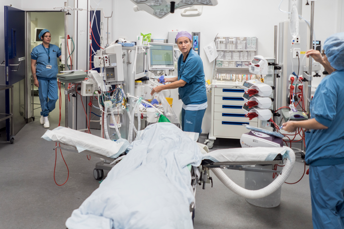 Imens operationssygeplejerskerne klargør lejet, bruger Margit Kaas sin forberedelsestid på at finde medicin til dagens første anæstesi. Hun har også tjekket sine instrumenter - det er hendes ansvar, at alt fungerer.