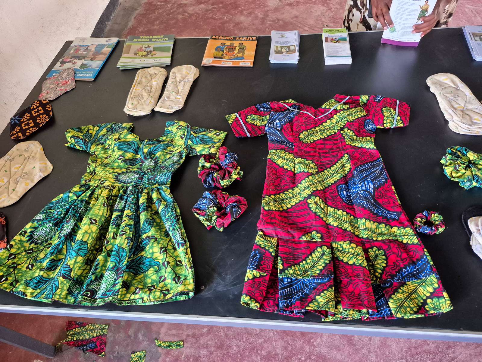 Der sys både bind og kjoler