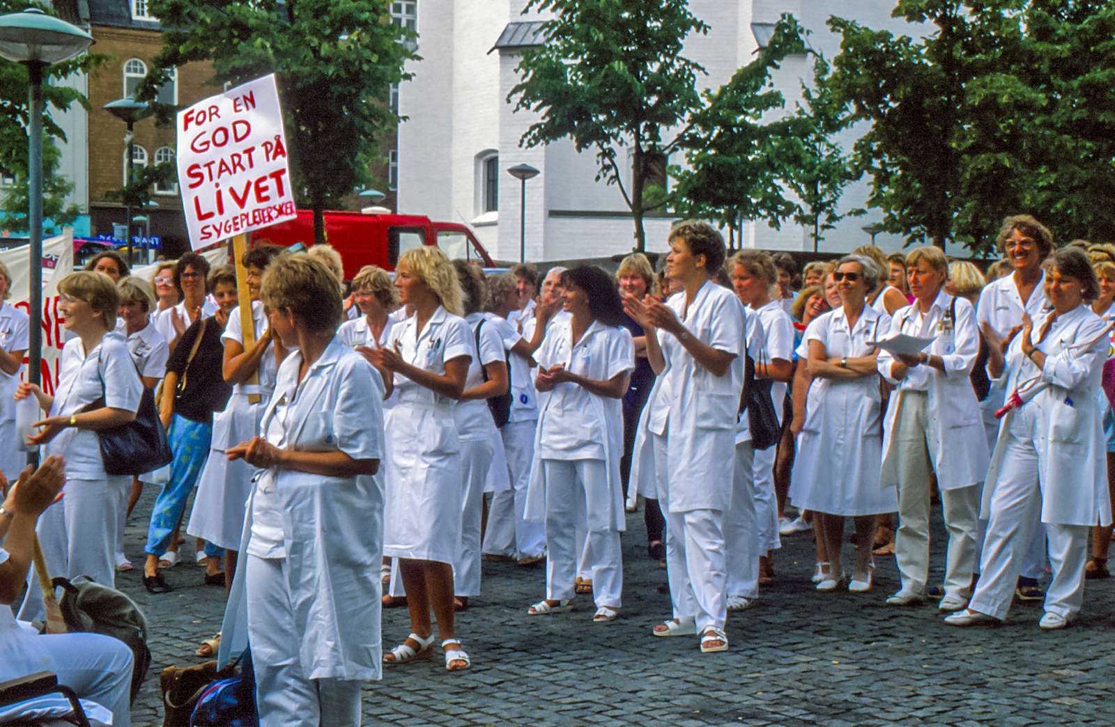 Demonstration mod nedlæggelse af sygeplejestillinger på fødeafdelingen på Ålborg sygehus 1988 (2).jpg