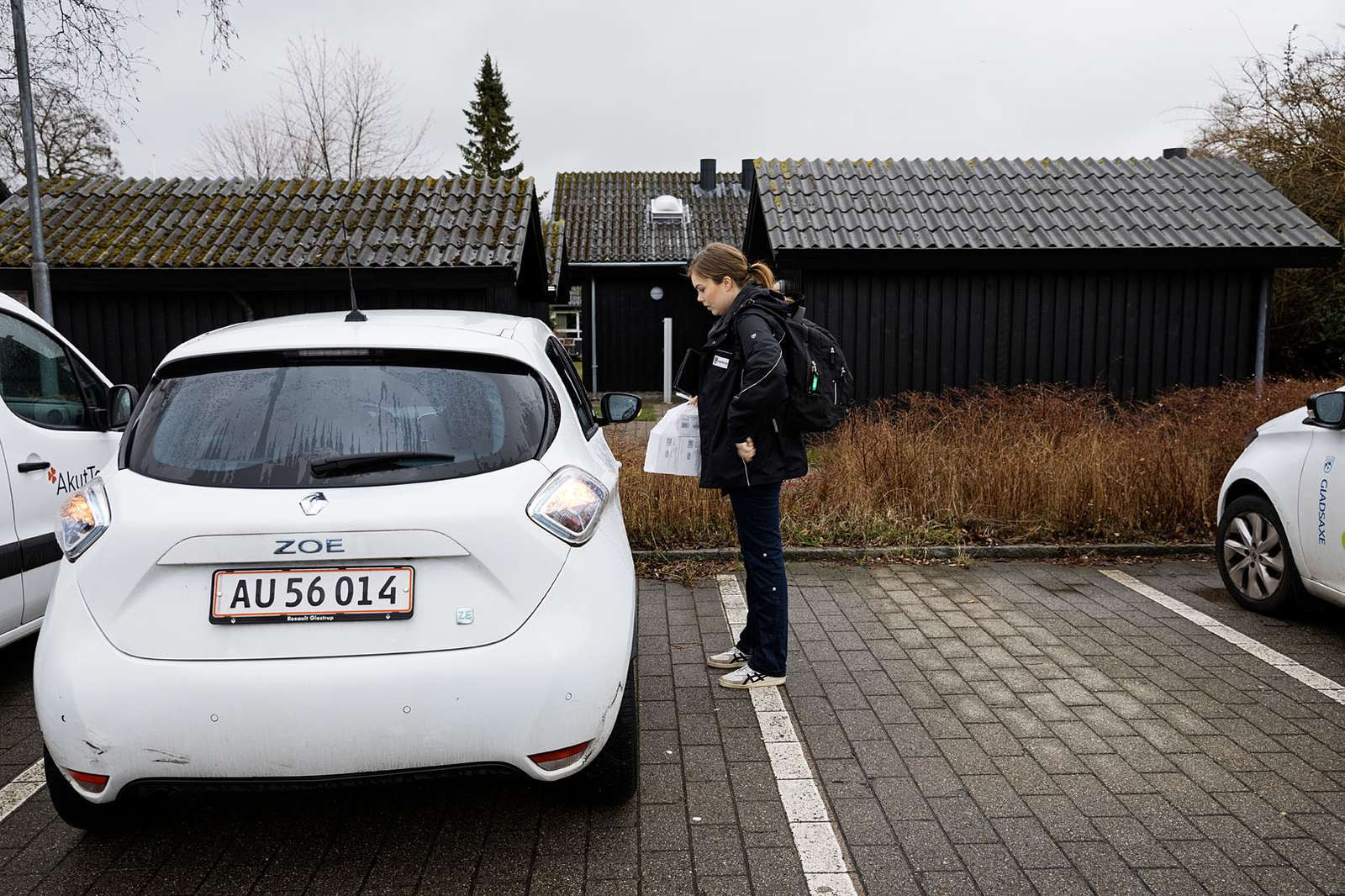 En sygeplejerske i hjemmeplejen på vej til en bil.