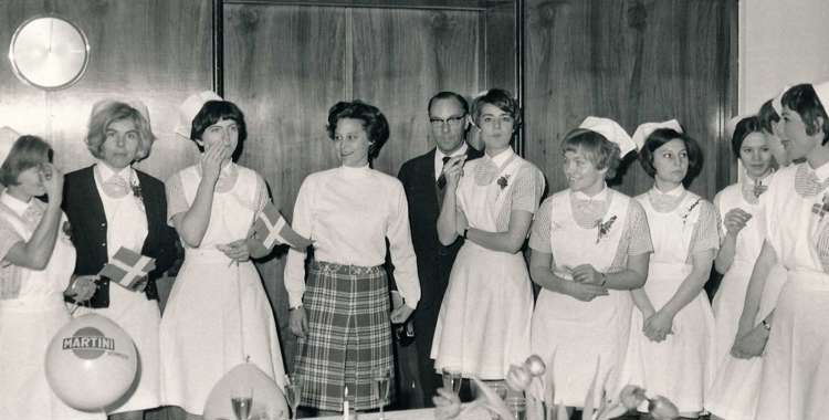 Tidligere DSR-formand Kirsten Stallknecht med nyuddannede sygeplejersker i 1969.