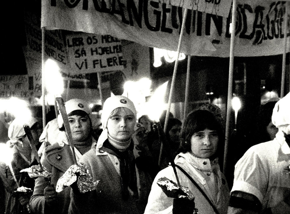 000398F0252 Demonstration 11 November 1976 Sygeplejeelever I Fakkeltog Gennem Koebenhavn For En Bedre Uddannelse