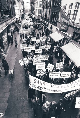 1973 For første gang benytter sygeplejerskerne sig af deres nyvundne ret til at strejke for bedre lønforhold.