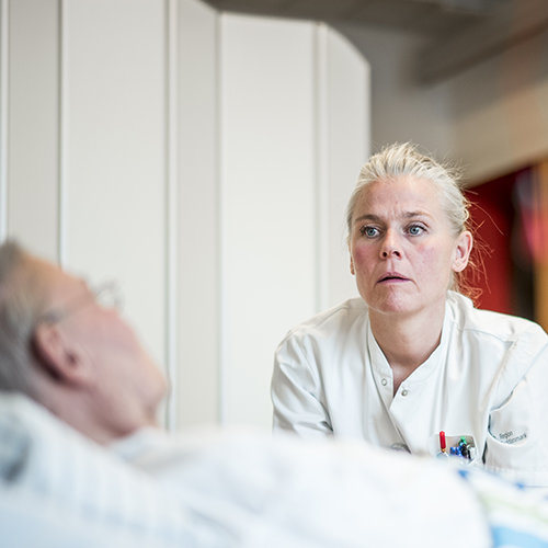 Sanne Andersen i samtale med en ældre patient
