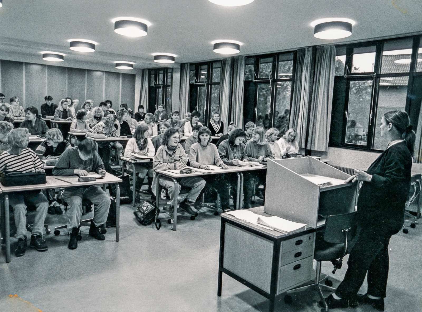 Ålborg Sygeplejeskole, studerende til forelæsning i auditoriet 1997.jpg