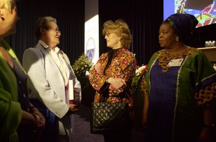 2001 København. Kirsten Stallknecht var som afgående formand for ICN vært for den internationale ICN-kongres med 6.000 deltagere. Den amerikanske skuespiller Jane Fonda talte til de mange deltagere.