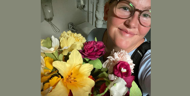 Maria-Cecilie med blomster (1)