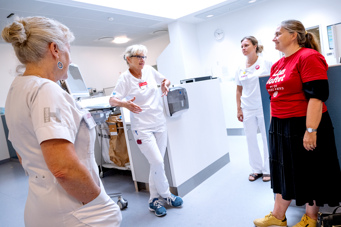 En læge fra operationsgangen har netop forladt Endoskopien efter at have fået nej til hjælp fra de strejkeramte sygeplejersker. Her er det fra venstre Wendy Waagenes, Conny Rasmussen, Anja Malmberg og TR Marianne Priskorn, der taler om situationen.