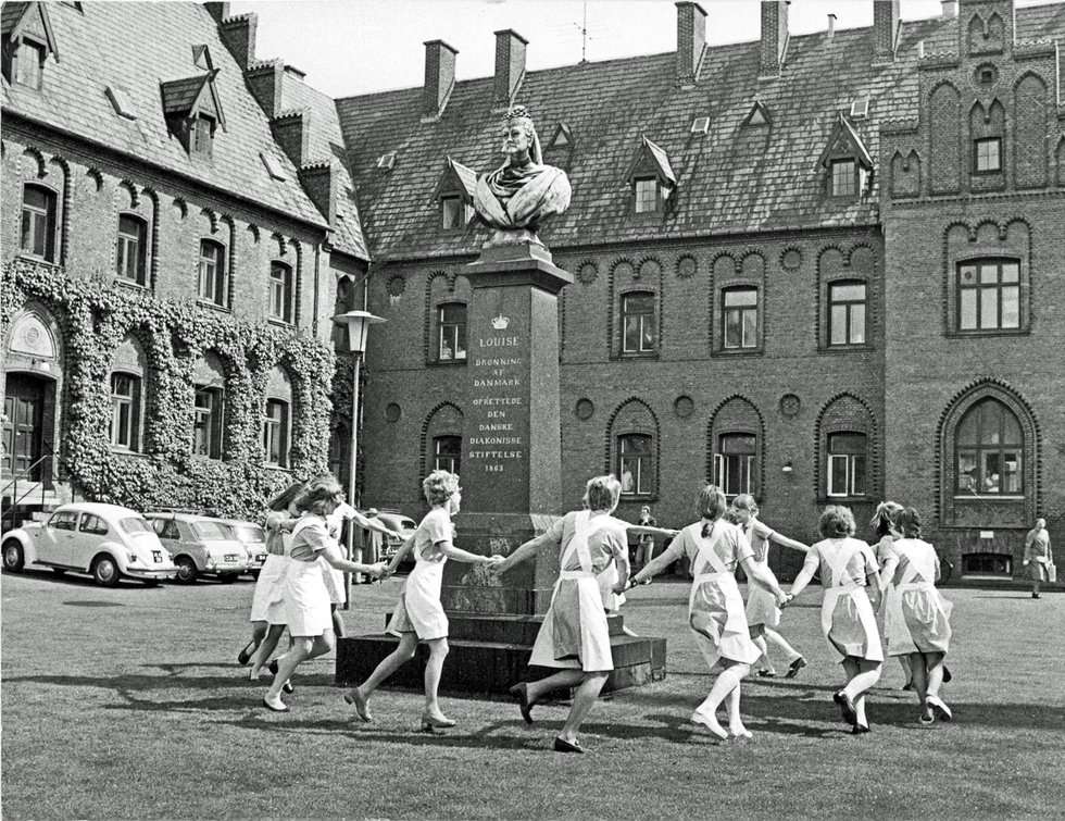 Færdiguddannede sygeplejersker danser