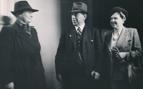 Maria Madsen (tv) stod i spidsen for DSR, da sygeplejersker deponerede deres opsigelser i 1946. Her sammen med statsminister Knud Kristensen og Gunhild Kirchheiner, formand for Rigshospitalets Sygeplejerskeforening.