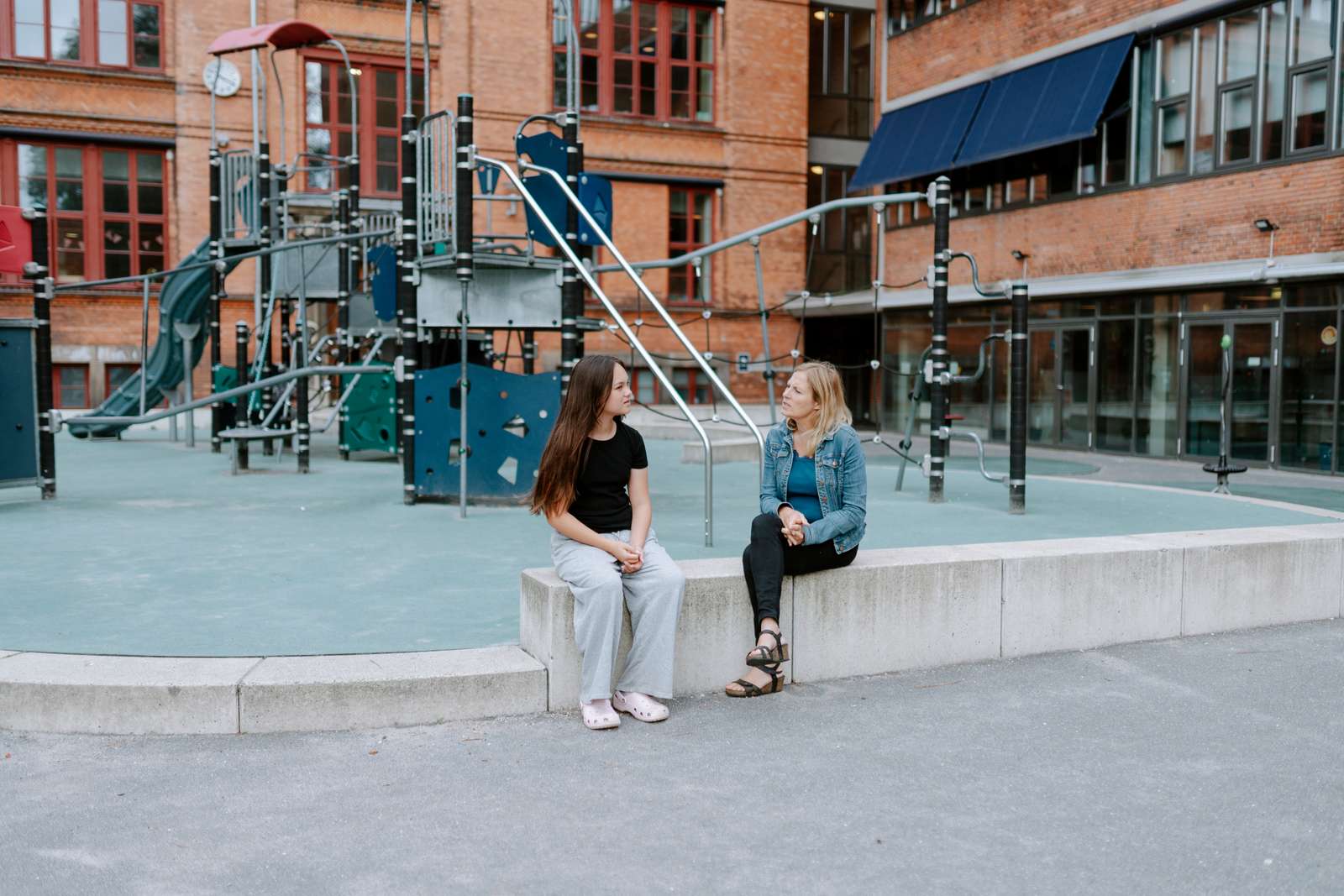 Sundhedsplejerske og elev i skole 68586360