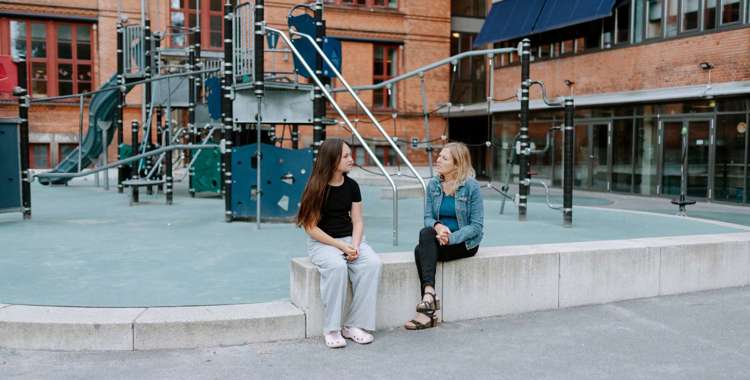 Sundhedsplejerske og elev i skole 68586360