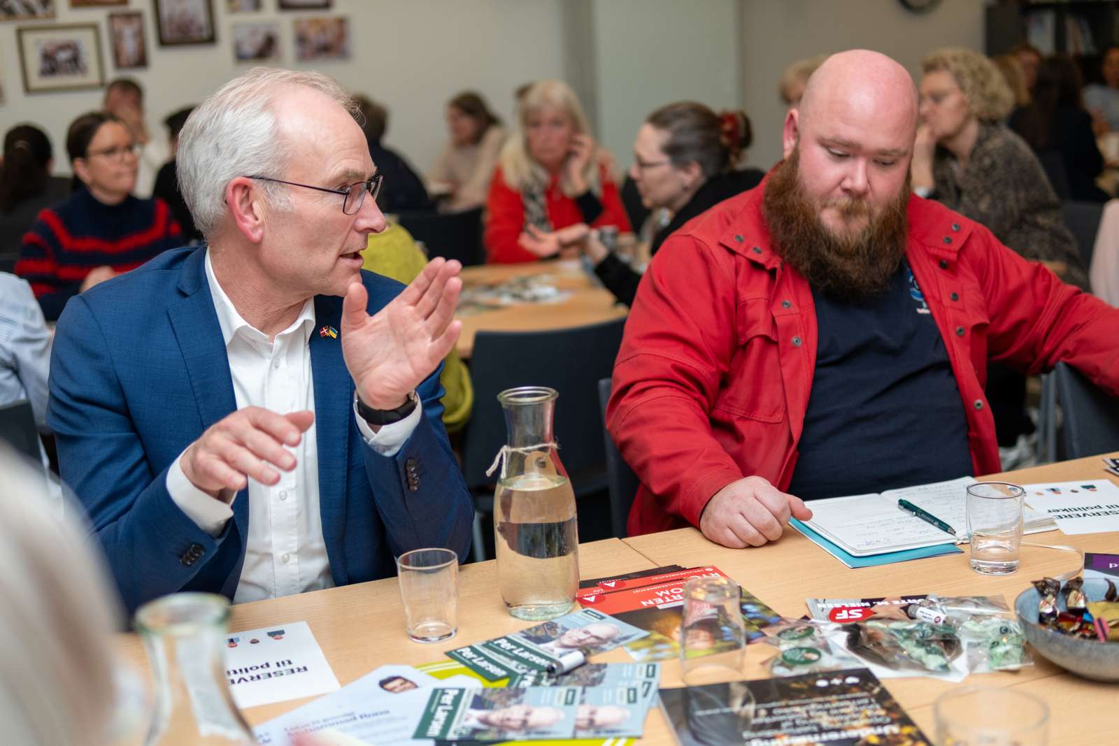 Den konservative Per Larsen (tv) og Morten Ryom fra Socialdemokratiet gik rundt til bordene sammen.