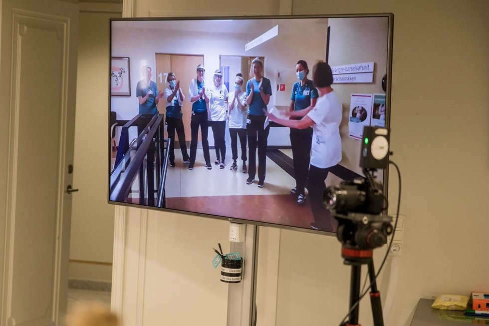 Chefjordemoder Lotte Thrige, Svangre- og Barsels-afsnittet på Regionshospitalet Herning, førte kameraet, da afdelingen optog en videohilsen, hvor de takkede for prisen som Årets Praktiksted 2020. 