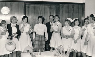 1969 Nyuddannede sygeplejersker på besøg hos  formanden, Kirsten Stallknecht.