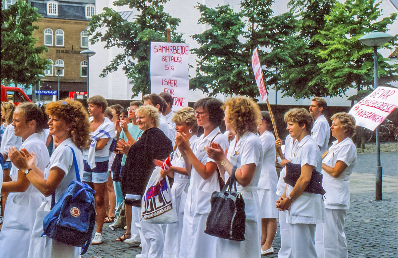 Demonstration mod nedlæggelse af sygeplejestillinger på fødeafdelingen på Ålborg sygehus 1988 (3).jpg