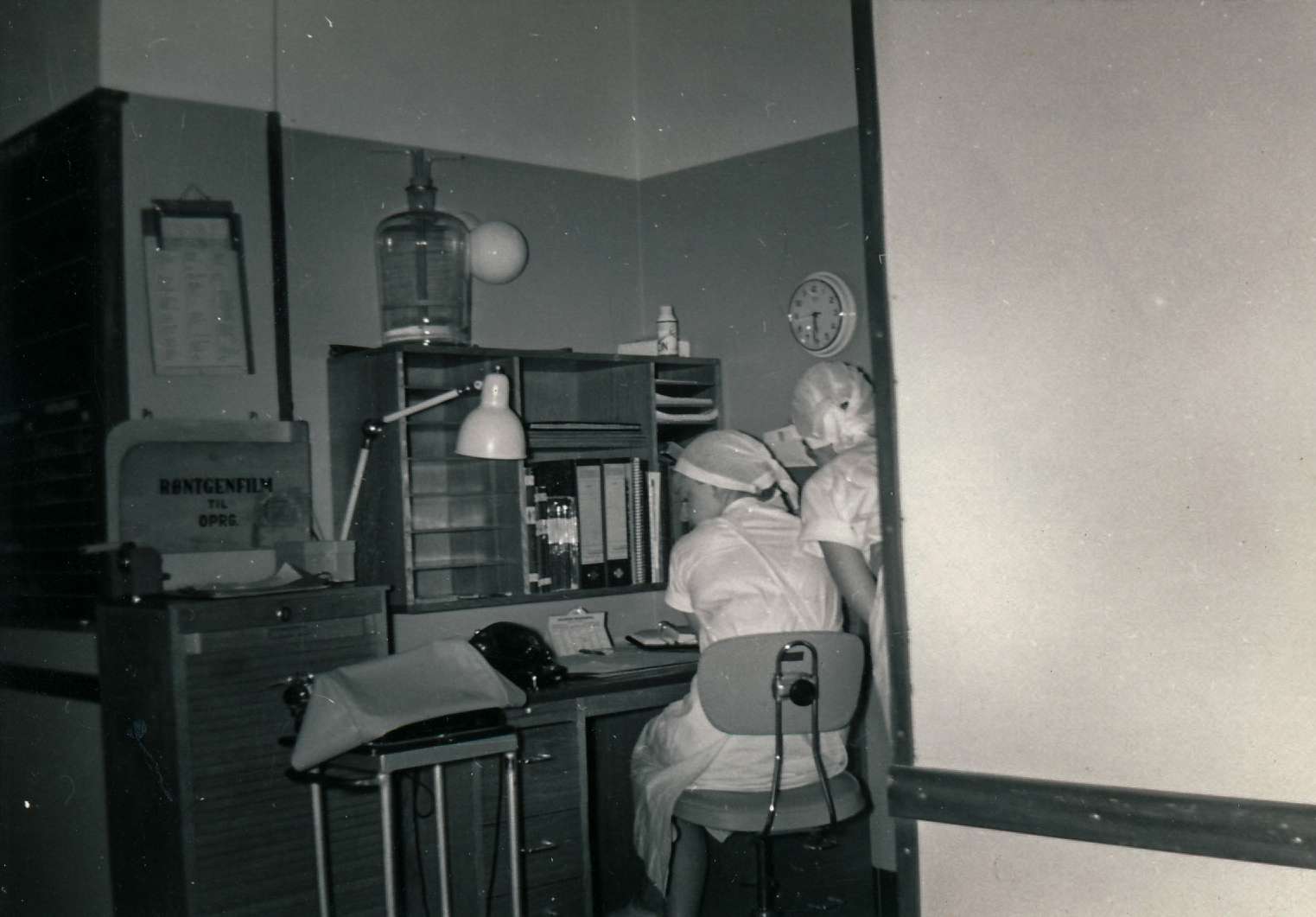 To sygeplejersker ved skrivebordet på operationsafdelingen. 1961