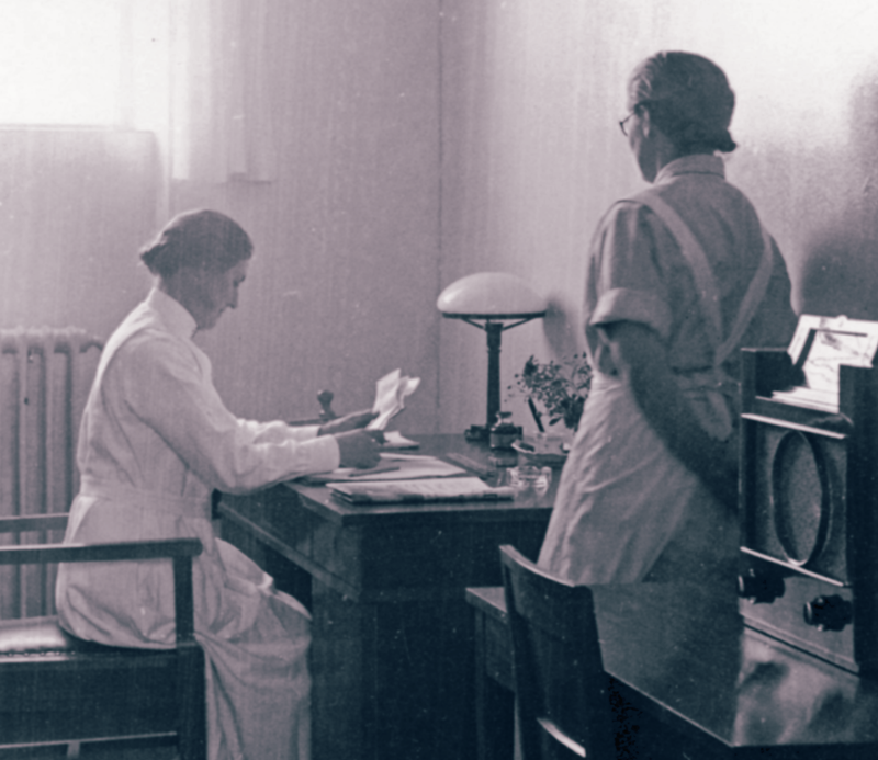 Oversygeplejerske frk. Larsen ved sit skrivebord på Middelfart Statshospital i 1938.