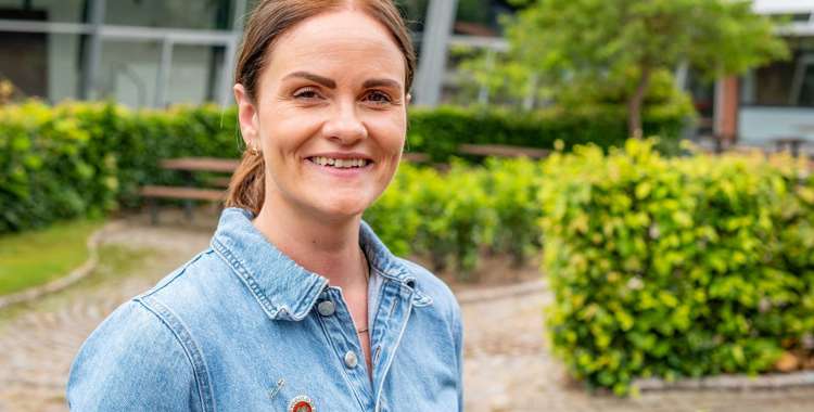 Christina Helledie Poulsen med mormors emblem