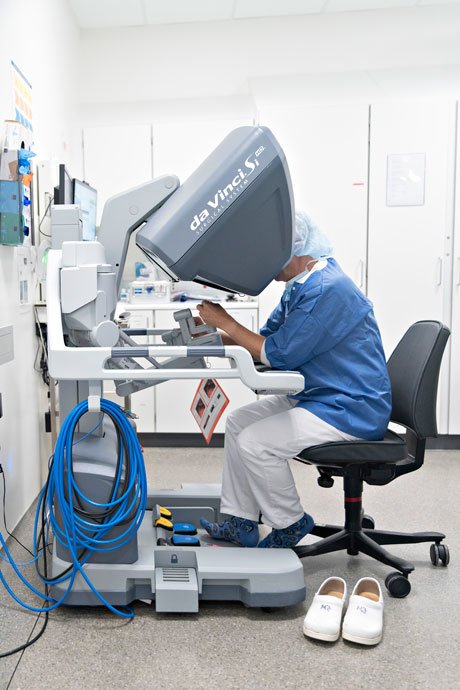  I konsollen kan læge og operatør Morten Jønler kun se 3D-billedet fra kameraet i patienten og intet
            andet, imens han styrer robottens arme.